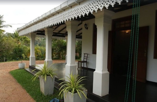 The Well House In Hikkaduwa, for 6 guests, 3 bedrooms, 3 bathrooms