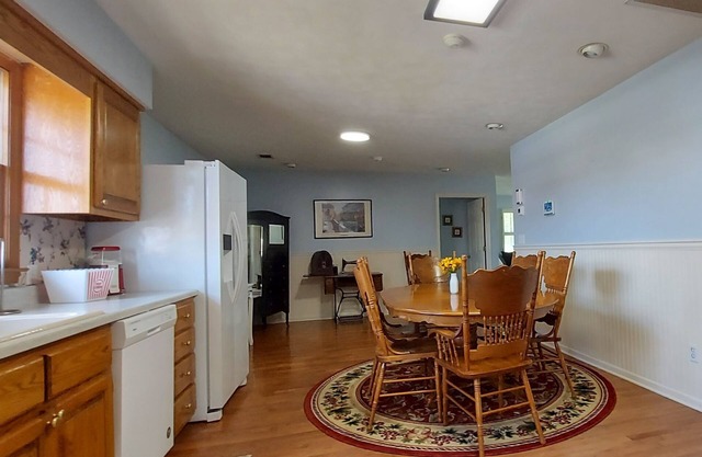 The White House Ranch Guest House: A cozy 2-bedroom cottage in Warm Springs. Ga.