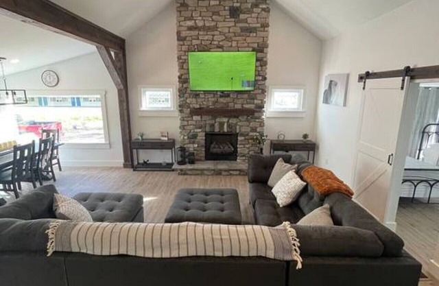The White House - Spacious Modernized Farmhouse