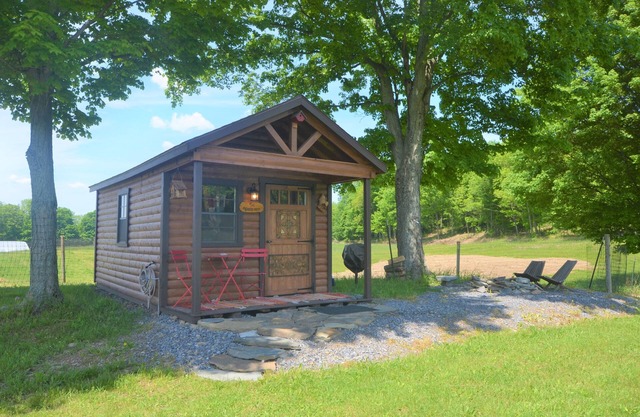 The Wren's Nest at Scottland Yard Farm, a Romantic Cabin