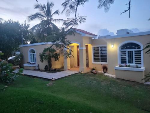 The Yellow House: Fully Equipped, Spectacular Beach View