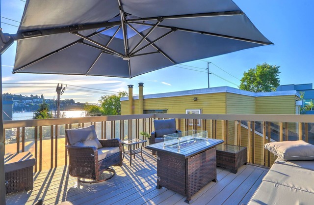 Third floor Condo with deck and stunning views of Lake Union