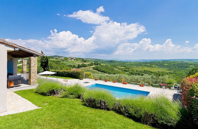 This 4-bedroom villa for up to 8 guests is located in Buje and has a private swimming pool, air-cond