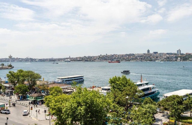 This apartment is a 2 bedroom(s), 1 bathrooms, located in Üsküdar, İstanbul.