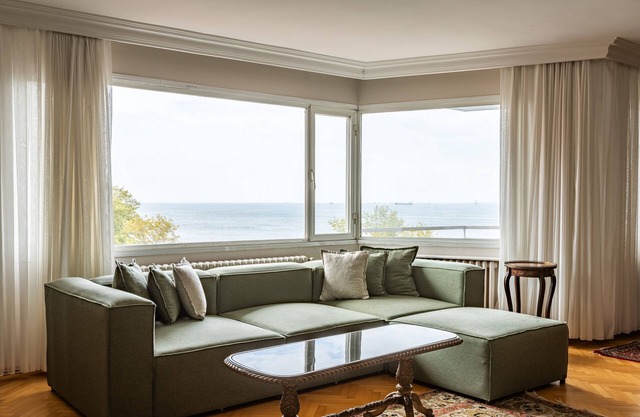 This apartment is a 3 bedroom(s), 2.5 bathrooms, located in Kadıköy, İstanbul.