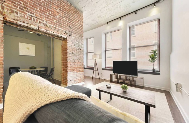 This apartment is a 1 bedroom(s), 1 bathrooms, located in Pittsburgh, PA.
