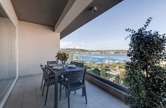 This apartment is a 3 bedroom(s), 3 bathrooms, located in Il-Mellieħa, null.
