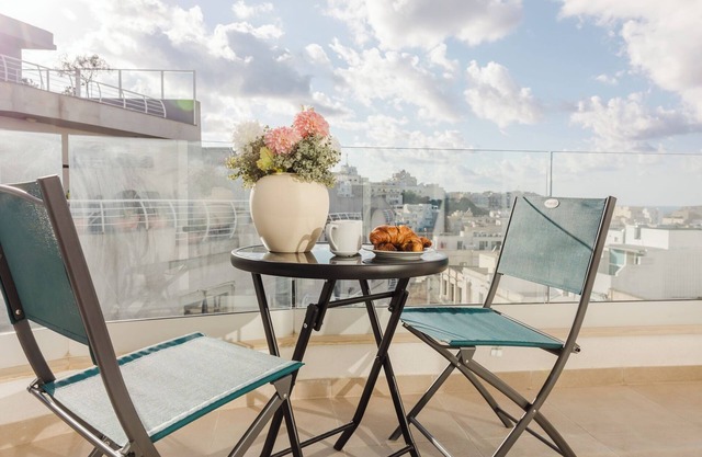 This apartment is a 3 bedroom(s), 2 bathrooms, located in Il-Mellieħa, null.