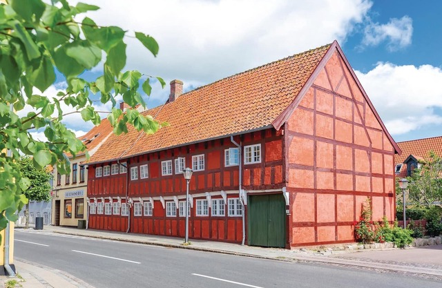 This beautiful apartment is located in a historic building near the center of Skælsør.