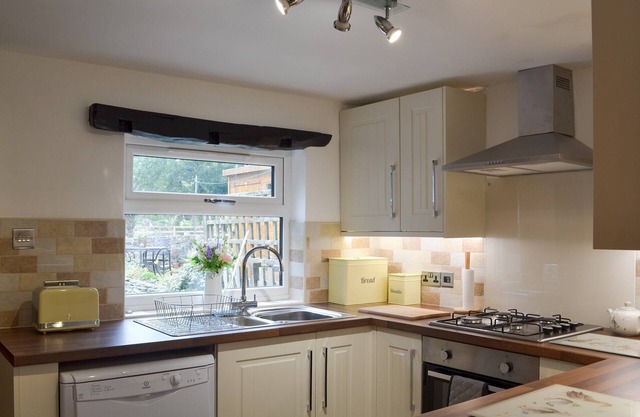 This charming stone cottage is perfectly placed for exploring this lovely part of the High Peak.