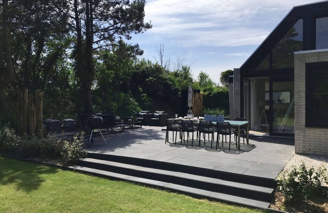 This completely renovated, tastefully decorated bungalow (non-smoking) is located within walking distance (1.5 km) of the Ouddorp beach.