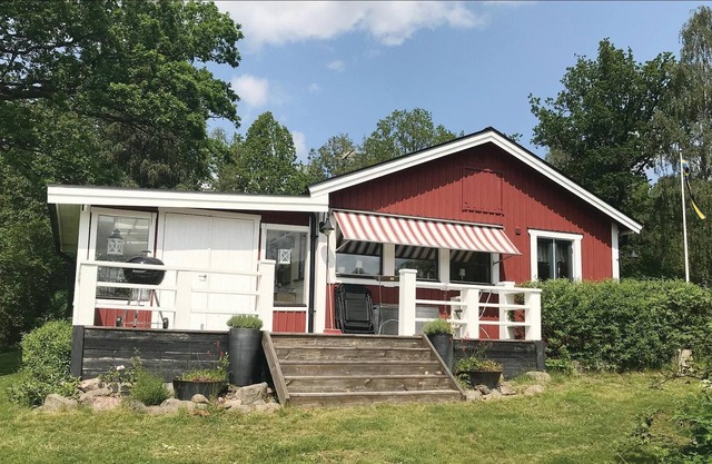 This cottage has a good standard and a beautiful view from the highlands to the lake Ylen.
