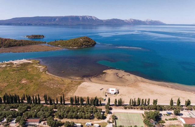 This Dalmatian stone house with pool, is located in the quiet hinterland of the Neretva Valley.