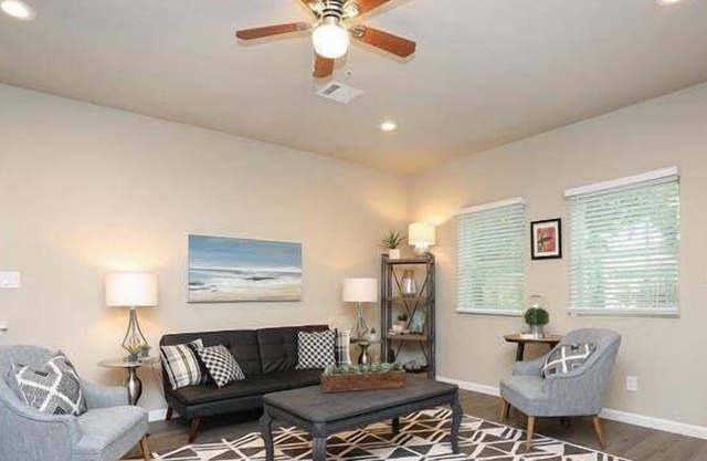 This duplex is a 3 bedroom(s), 2.5 bathrooms, located in Pasadena, TX.