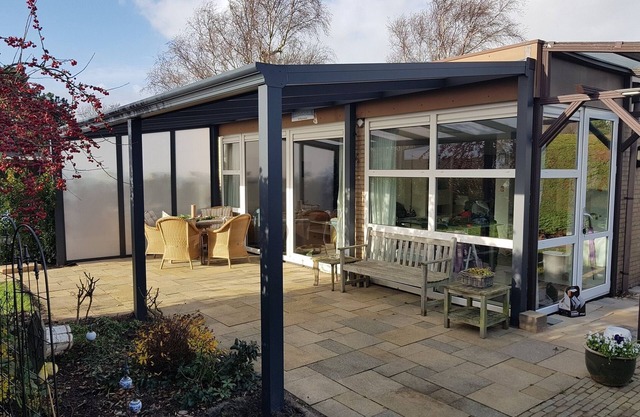 This holiday home is located in the small, quiet Alexanderpark near the Westduinen, the sea and the village center.