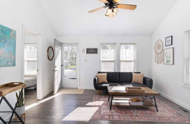 This house is a 2 bedroom(s), 1 bathrooms, located in Southfield, MI.