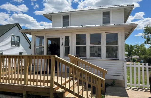 This house is a 4 bedroom(s), 3 bathrooms, located in Fort Pierre, SD.
