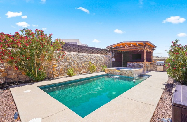 This house is a 4 bedroom(s), 2.5 bathrooms, located in El Paso, TX.