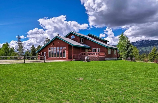 This private riverfront escape near McCall sleeps 22+! Bar/game room, huge kitchen/dining. Between Tamarack & Brundage, with ride-out snowmobile trail access. Cozy fireplace & big TVs for sports fans.
