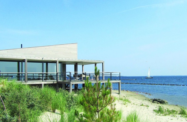 This spacious beach villa near the Grevelingenmeer has everything for an unforgettable holiday.