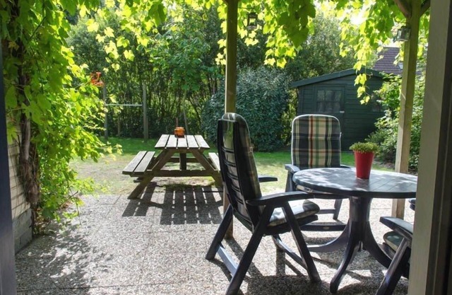 This super cozy holiday home for the whole family is located in a calm cul-de-sac. The dream garden, bordered by a ditch, with play sets and natural layout is a great place to celebrate your holiday. Near the entrance of the park and near the entranc