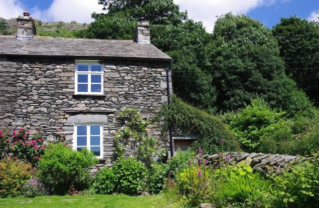 THOMAS COTTAGE, pet friendly, with open fire in Ullswater