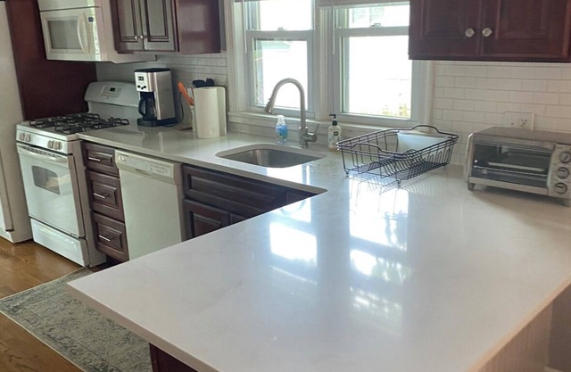 Three bdrm Cottage, Work from home, walkable to DWTWN and Ferry