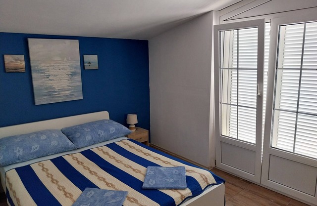 Three bedroom apartment with terrace and sea view Povljana, Pag (A-17222-a)