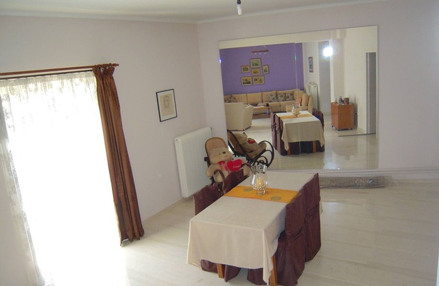 Three bedroom apartment in historic neighborhood