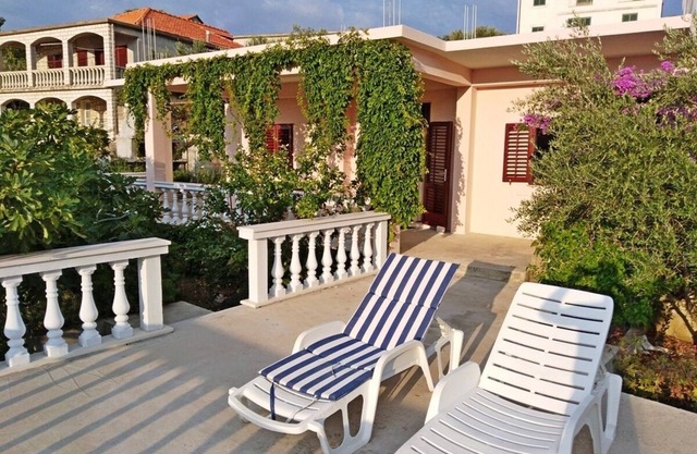 Three bedroom apartment near beach Prigradica, Korčula (A-19333-a)