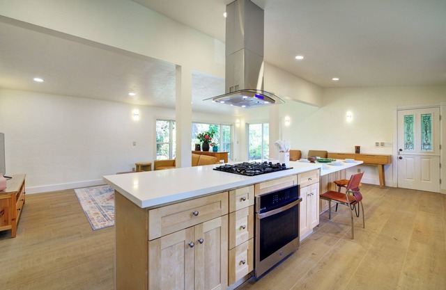 Three Bedroom Home With King Suite at Mercer Island
