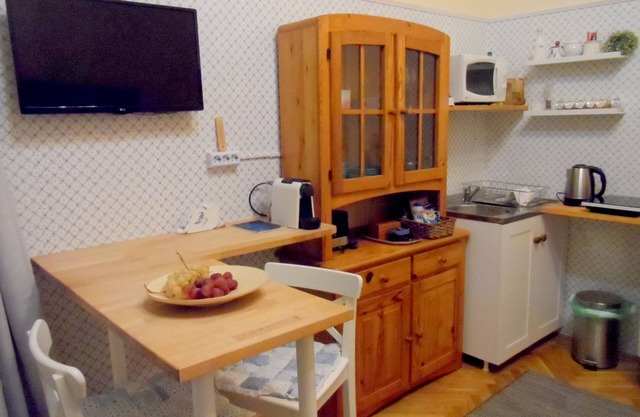 Three bedrooms for 6+ people in Buda, Wifi, AC