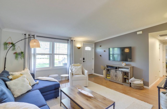 Three Oaks Home w/Guest House - 8 Mi to Beach!