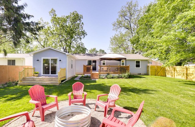Three Oaks Home with Guest House - 8 Mi to Beach!