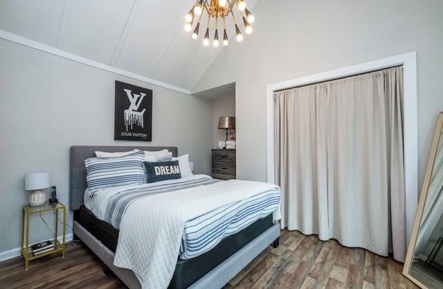 Three Oaks Unit Steps To Downtown! 2 Night Summer Min!