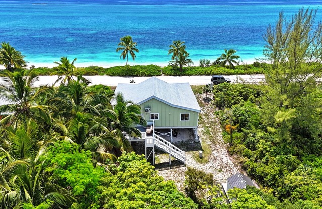 Three Palms Beach Retreat - Entire beachfront home in Bahama Palm Shores