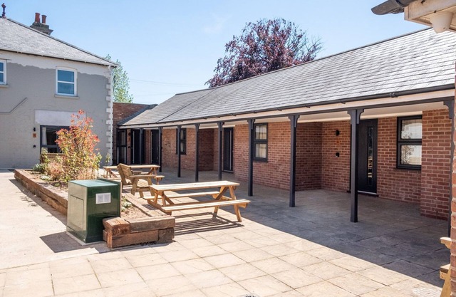Three Tuns Apartments - Oak - sleeps 2 guests in 1 bedroom