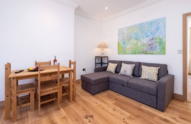Three Tuns Apartments - Birch - sleeps 3 guests in 1 bedroom