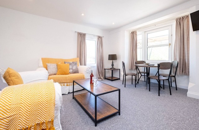 Three Tuns Apartments - Elm - sleeps 2 guests in 1 bedroom