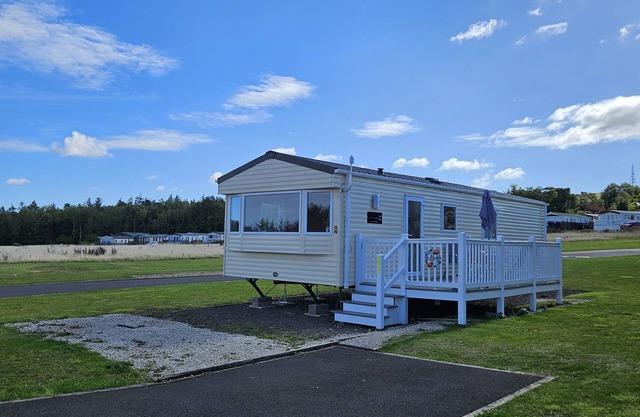 THURSTON MANOR CARAVAN PARK, PONY MEADOW, with a garden in Dunbar