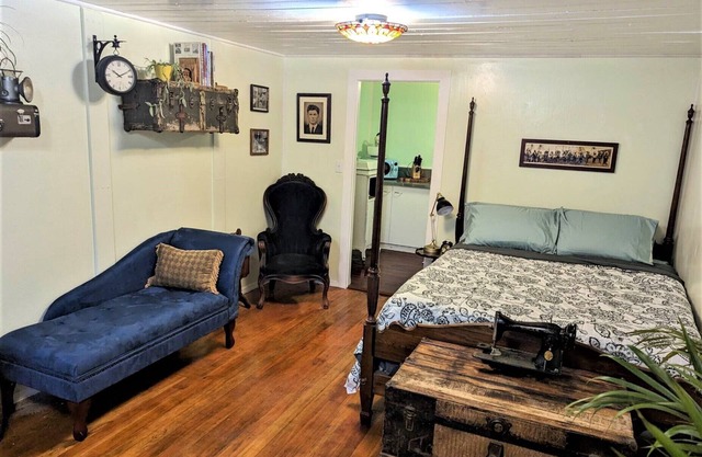 Ticketmaster Chamber - Lakefront Studio Vacation Rental