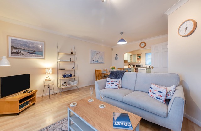 Tide View - Three Bedroom House, Sleeps 6