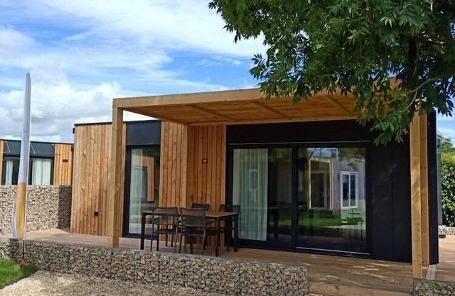 Tidy chalet with dishwasher, 9 km. from Maastricht