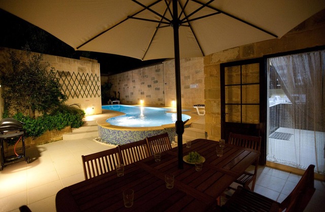 Tilmun, Airconditioned, 5 Bedroomed Farmhouse with Pool