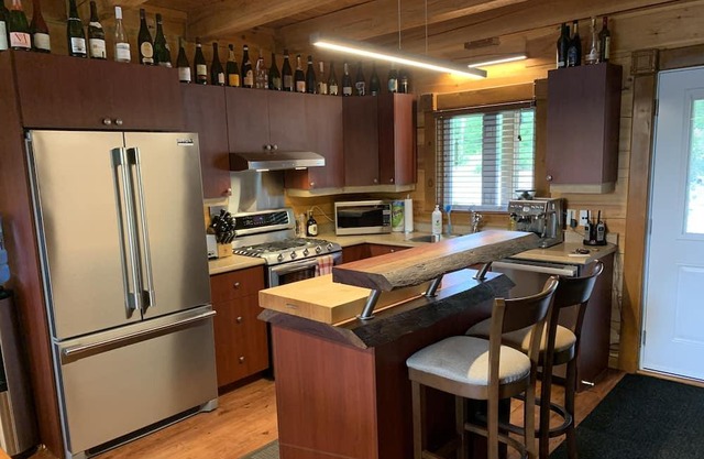 Timber cottage with hot tub & sauna. Chalet de bois timber avec spa & sauna.