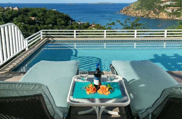 Time Out - NEWLY REFURNISHED and recently renovated villa with amazing views!