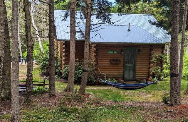 Tiny cabin BIG CHARM/Military discount/Fire pit/ Beach/No pet fee