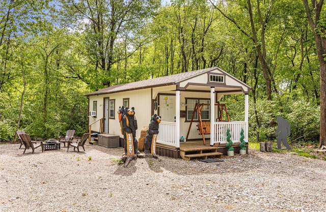 Tiny Cabin in the Woods - Firepit - just off I-70 - Pets Welcome!