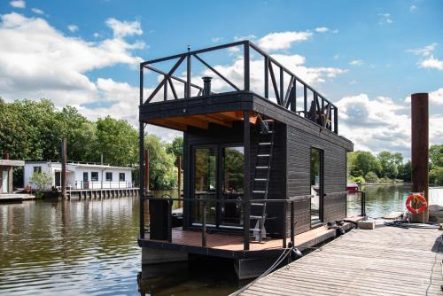 Tiny-Hausboot LIKEDEELER mit Dachterasse und Kamin