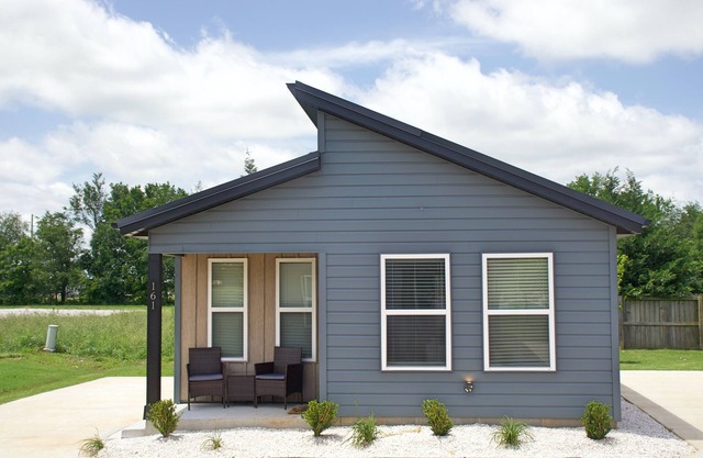 Tiny Home near MTB Trails, Wal-Mart HQ, Sleeps 6+